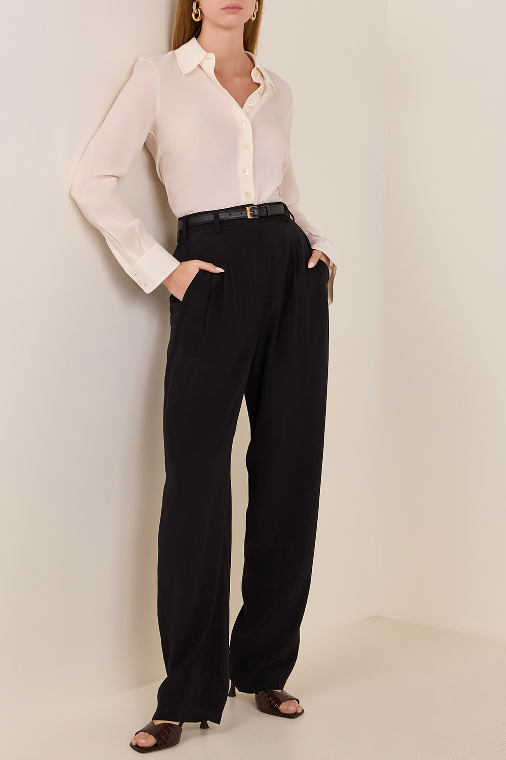 תמונת כל הלוק של חולצת כפתורים  סלים פיט